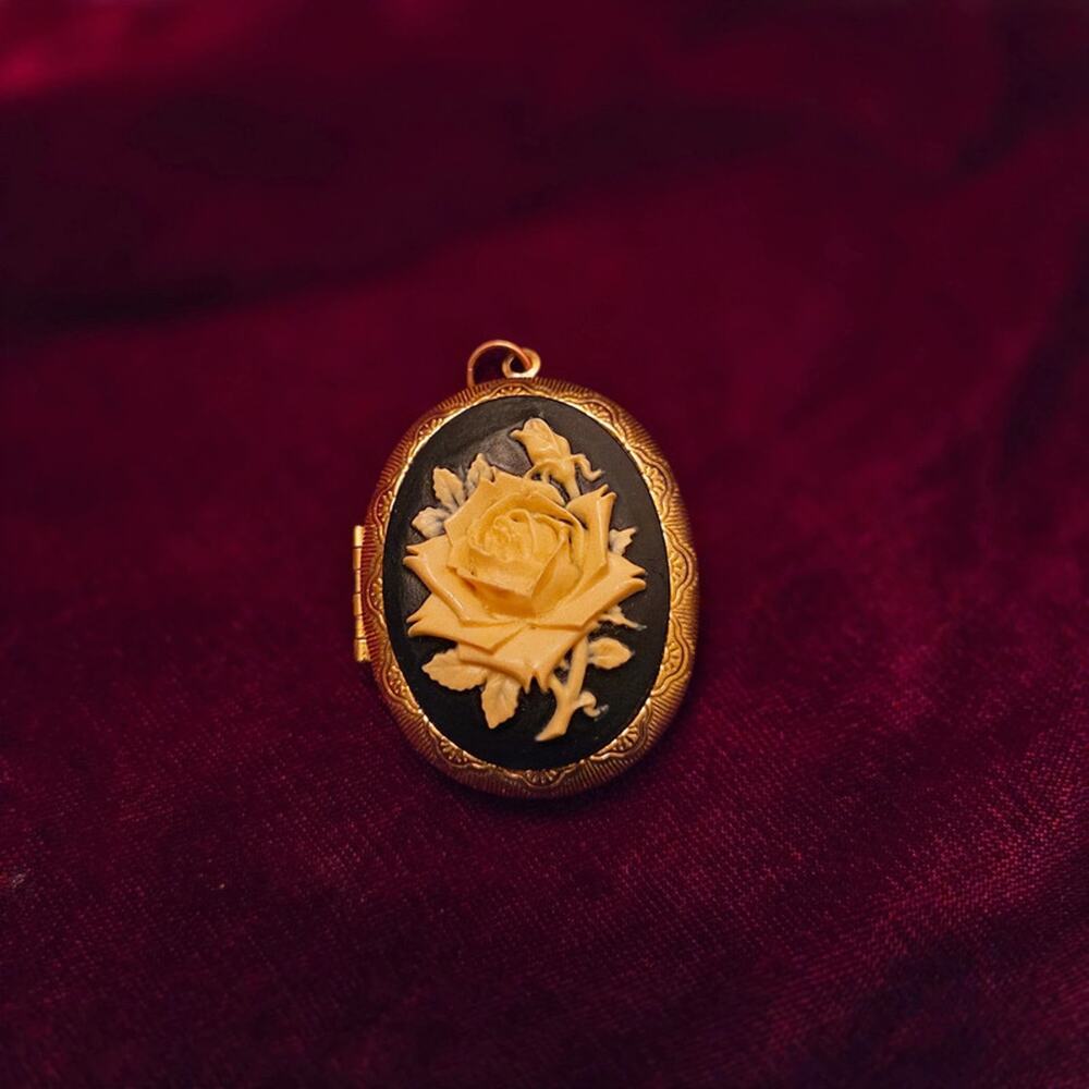 Vintage 1928 Style Yellow Rose Cameo Pendant – Black & Gold Oval Photo Locket
